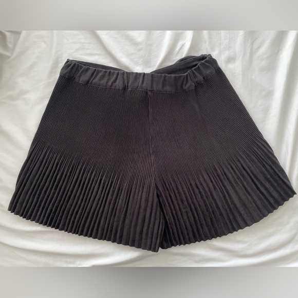 Zara Flowing Pleated Shorts - Size M - Picture 2 of 3